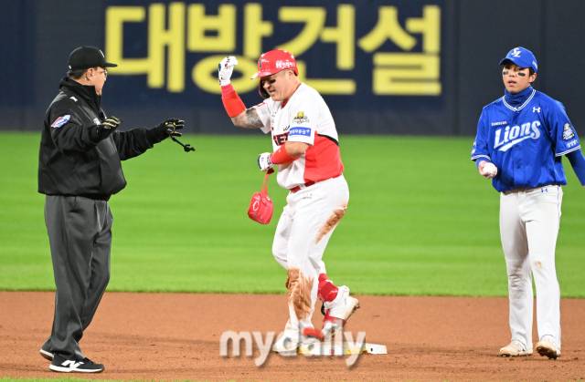 23일 오후 광주광역시 임동 광주기아챔피언스필드에서 진행된 '2024 프로야구 KBO리그 포스트시즌' 한국시리즈 2차전 KIA타이거즈와 삼성라이온즈와의 경기. 기아 최형우가 5회말 1사에서 2루타를 터뜨린 뒤 환호하고 있다./광주=송일섭 기자 andlyu@mydaily.co.kr