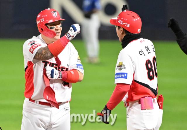23일 오후 광주광역시 임동 광주기아챔피언스필드에서 진행된 '2024 프로야구 KBO리그 포스트시즌' 한국시리즈 2차전 KIA타이거즈와 삼성라이온즈와의 경기. 기아 최형우가 1회말 1사 3루서 1타점 적시타를 친 뒤 환호하고 있다./광주=송일섭 기자 andlyu@mydaily.co.kr