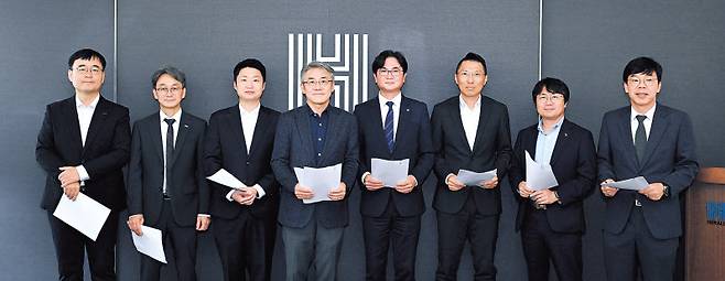 오는 30일 열리는 ‘2024 헤럴드 투자대상’의 심사위원회가 지난 15일 서울 용산구 헤럴드스퀘어에서 개최됐다. 이날 심사를 통해 투자상품대상은 미래에셋자산운용에게 돌아갔고, 투자정보대상은 키움증권이 수상하게 됐다. 사진 왼쪽부터 백상태 예탁결제원 증권결제본부장, 최철호 한국거래소 증권상품시장부장, 남창우 금융위원회 자산운용과 사무관, 안희준 심사위원장(성균관대 교수), 신창훈 헤럴드경제 편집국장, 이동규 금융감독원 자본시장총괄팀장, 천성대 금융투자협회 증권·선물본부장 상무, 김희수 에프앤가이드 인덱스사업본부장 전무. 박해묵 기자