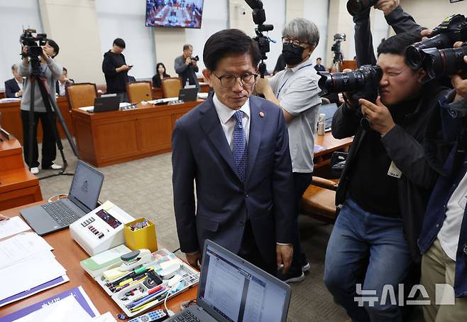 [서울=뉴시스] 고승민 기자 = 김문수 고용노동부 장관이 지난 10일 서울 여의도 국회에서 열린 환경노동위원회의 환경노동부 국정감사에서 자신의 역사관 및 발언 등으로 여야 의원들의 설전이 과열돼 감사가 중지되자 밖으로 나가고 있다. 2024.10.10. kkssmm99@newsis.com