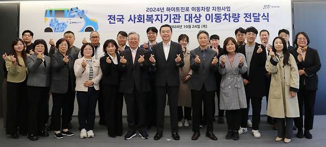 24일 김인규 하이트진로 대표이사(앞줄 오른쪽 네 번째)와 사회복지기관 대표 및 관계자가 참석한 가운데 이동차량 전달식이 진행됐다.(사진=하이트진로 제공) *재판매 및 DB 금지