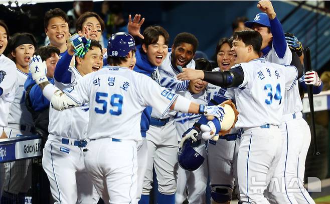 [대구=뉴시스] 전신 기자 = 25일 대구 수성구 대구삼성라이온즈파크에서 열린 2024 KBO 포스트시즌 한국시리즈 3차전 KIA 타이거즈와 삼성 라이온즈의 경기에서 7회말 무사 삼성 박병호가 김헌곤에 이어 백투백 솔로 홈런을 친 뒤 동료들과 함께 기뻐하고 있다. 2024.10.25. photo1006@newsis.com