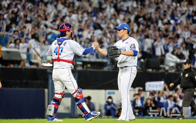 [대구=뉴시스] 이무열 기자 = 25일 대구 수성구 대구삼성라이온즈파크에서 열린 2024 KBO 포스트시즌 한국시리즈 3차전 KIA 타이거즈와 삼성 라이온즈의 경기, 4-2로 승리한 삼성 마무리 투수 김재윤과 포수 강민호가 기뻐하고 있다. 2024.10.25. lmy@newsis.com