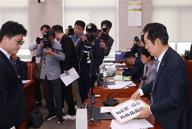 21일 국회에서 열린 법제사법위원회의 대검찰청 대상 국정감사에서 정청래 위원장이 이날 증인으로 채택됐으나 출석하지 않은 김건희 여사에 대한 동행명령장을 발부해 경위에게 전달하고 있다. 연합뉴스