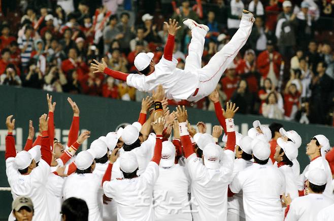 2009 프로야구 한국시리즈(KS) 7차전에서 KIA가 SK를 꺾고 우승한 뒤 선수들이 당시 조범현 감독을 헹가레치는 모습. 노컷뉴스