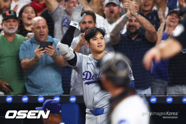 [사진] LA 다저스 오타니 쇼헤이가 50호 홈런을 치고 난 뒤 관중들의 환호에 답하고 있다. . ⓒGettyimages(무단전재 및 재배포 금지)