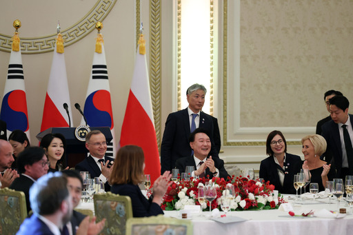 윤석열 대통령과 김건희 여사가 24일 청와대 영빈관에서 열린 국빈 만찬에서 안제이 두다 폴란드 대통령, 부인 아가타 콘하우저-두다 여사와 공연 관람 중 박수를 치고 있다. 대통령실 제공