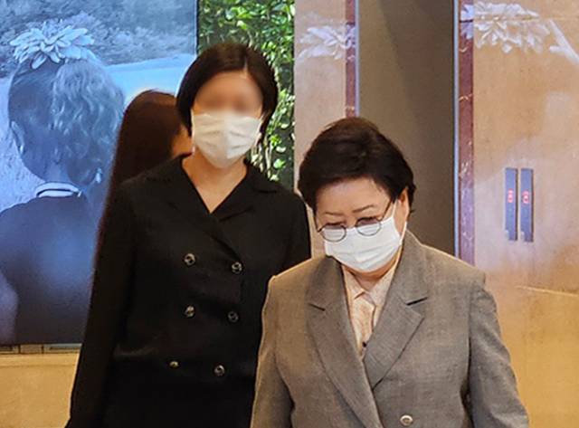 송영숙 한미약품그룹 회장(오른쪽)이 올해 9월 27일 서울 송파구 한미약품그룹 사옥에서 열린 한미사이언스 이사회를 마친 뒤 건물 밖으로 나가고 있다.연합뉴스