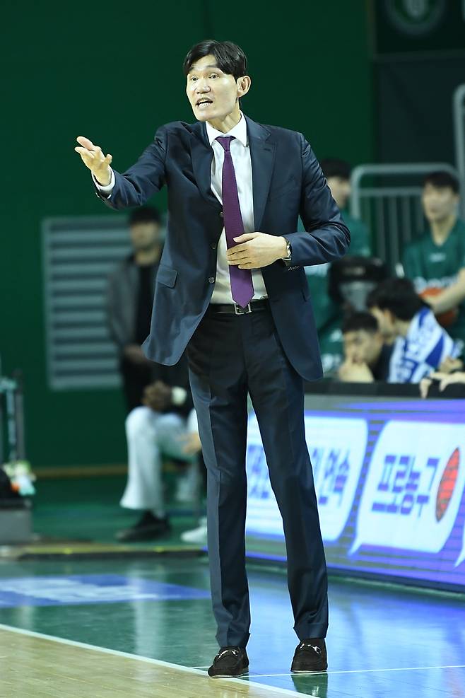 24일 대구 한국가스공사와의 홈 경기에서 작전 지시하는 원주 DB 김주성 감독. KBL 제공