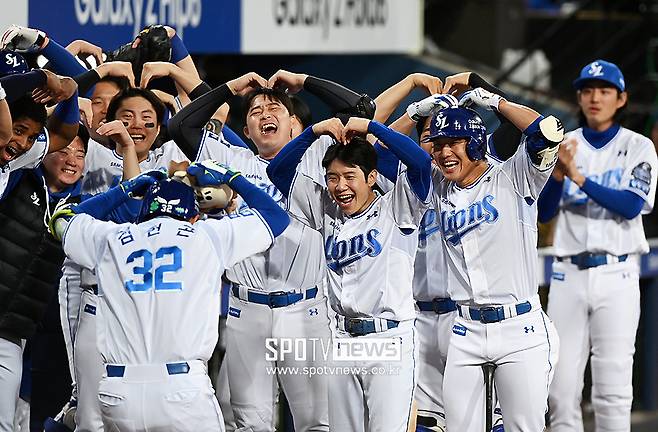 ▲ 3-1로 달아나는 김헌곤의 솔로 홈런이 나온 뒤 하트로 가득한 삼성 더그아웃. ⓒ곽혜미 기자