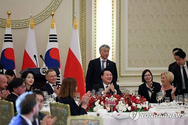 국빈 만찬에서 박수치는 윤석열 대통령 부부 (서울=연합뉴스) 홍해인 기자 = 윤석열 대통령과 김건희 여사가 24일 청와대 영빈관에서 열린 국빈 만찬에서 안제이 두다 폴란드 대통령, 부인 아가타 코른하우저 두다 여사와 공연 관람 중 박수를 치고 있다. 2024.10.24 [대통령실 제공. 재판매 및 DB 금지] hihong@yna.co.kr