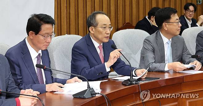 국정감사대책회의에서 발언하는 추경호 원내대표 (서울=연합뉴스) 김주형 기자 = 국민의힘 추경호 원내대표(가운데)가 22일 오전 국회에서 열린 국정감사대책회의에서 발언하고 있다. 2024.10.22 kjhpress@yna.co.kr