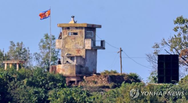 북한군 초소 옆 대남 확성기(?) (파주=연합뉴스) 서대연 기자 = 북한이 러시아를 돕기 위해 우크라이나전에 파병하면서 남북 관계는 물론 세계 안보 정세에 불안감이 고조되고 있는 가운데 20일 오후 경기도 파주시 접경지역에서 바라본 북측 초소 옆에 대남 확성기로 추정되는 물체가 설치돼 있다. 2024.10.20 dwise@yna.co.kr