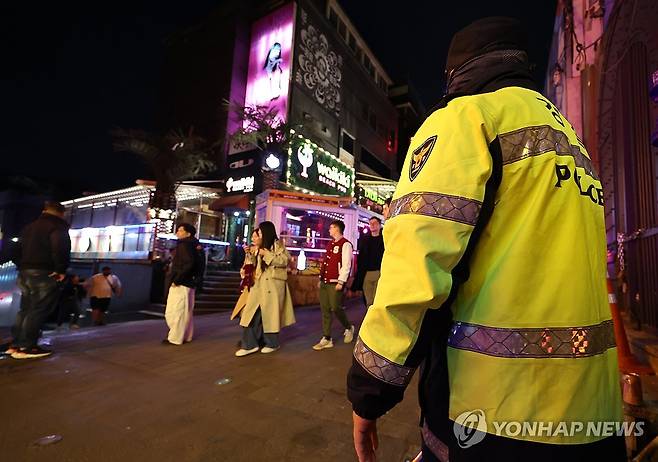 다중운집 인파사고 대비해 배치된 경찰과 공무원 (서울=연합뉴스) 김도훈 기자 = 핼러윈데이(10월 31일)를 엿새 앞둔 25일 저녁 서울 용산구 이태원 골목에서 경찰과 구청 관계자들이 다중운집 인파사고를 대비해 거리에 배치돼 있다. 2024.10.25 superdoo82@yna.co.kr