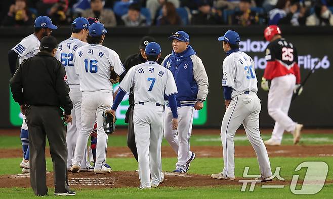 25일 오후 대구 삼성라이온즈파크에서 열린 프로야구 '2024 신한 SOL 뱅크 KBO 포스트시즌' 한국시리즈 3차전 KIA 타이거즈와 삼성 라이온즈의 경기, 삼성 박진만 감독이 9회초 2사 1루 상황에 마운드를 방문해 마무리 김재윤, 야수들과 대화를 나누고 있다. 2024.10.25/뉴스1 ⓒ News1 김진환 기자