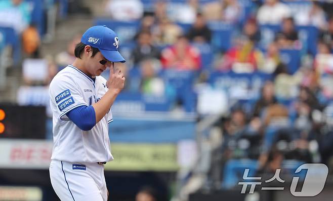 26일 오후 대구 삼성라이온즈파크에서 열린 프로야구 '2024 신한 SOL 뱅크 KBO 포스트시즌' 한국시리즈 4차전 KIA 타이거즈와 삼성 라이온즈의 경기 3회초 KIA 공격 2사 만루 상황에서 삼성 선발 원태인이 3실점, 책임주자 3명을 남긴 채 강판되고 있다. 2024.10.26/뉴스1 ⓒ News1 장수영 기자