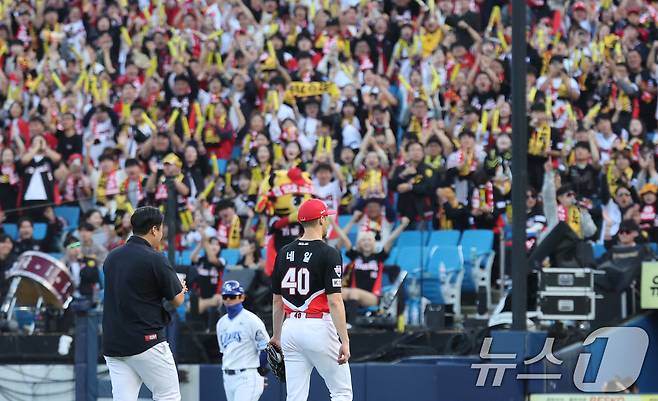 26일 오후 대구 삼성라이온즈파크에서 열린 프로야구 '2024 신한 SOL 뱅크 KBO 포스트시즌' 한국시리즈 4차전 KIA 타이거즈와 삼성 라이온즈의 경기, 6회말 삼성 공격 2사 2루 상황에서 KIA 선발 네일이 마운드에서 내려오고 있다. 2024.10.26/뉴스1 ⓒ News1 장수영 기자