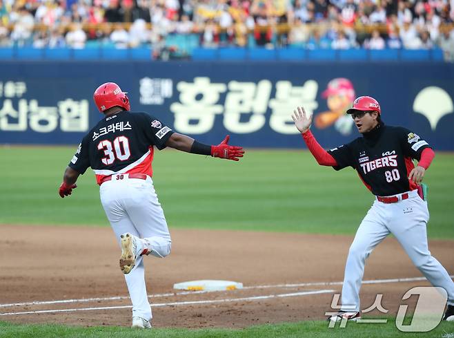 26일 오후 대구 삼성라이온즈파크에서 열린 프로야구 '2024 신한 SOL 뱅크 KBO 포스트시즌' 한국시리즈 4차전 KIA 타이거즈와 삼성 라이온즈의 경기, 6회초 KIA 공격 1사 1루 상황에서 5번타자 소크라테스가 2점 홈런을 친 뒤 베이스를 돌고 있다. 2024.10.26/뉴스1 ⓒ News1 공정식 기자