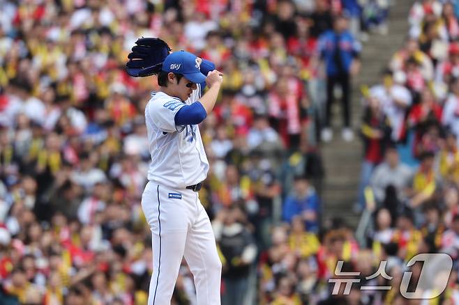 26일 오후 대구 삼성라이온즈파크에서 열린 프로야구 '2024 신한 SOL 뱅크 KBO 포스트시즌' 한국시리즈 4차전 KIA 타이거즈와 삼성 라이온즈의 경기 3회초 KIA 공격 무사 만루 상황에서 삼성 선발 원태인이 투구를 준비하고 있다. 2024.10.26/뉴스1 ⓒ News1 장수영 기자