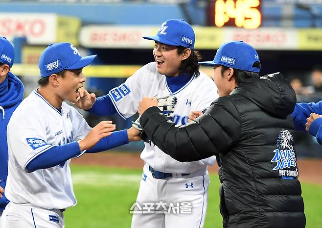 삼성 구자욱(가운데)이 25일 대구삼성라이온즈파크에서 열린 2024 KBO 한국시리즈 3차전 KIA와 경기에서 5회초 호수비를 선보인 김헌곤(왼쪽)을 맞이하고 있다. 대구 | 박진업 기자 upandup@sportsseoul.com