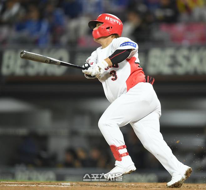 KIA 김선빈이 23일 광주기아챔피언스필드에서 열린 삼성과 2024 KBO 한국시리즈 2차전 1회말 1사1,3루 1타점 2루타를 치고 있다. 광주 | 최승섭기자 thunder@sportsseoul.com