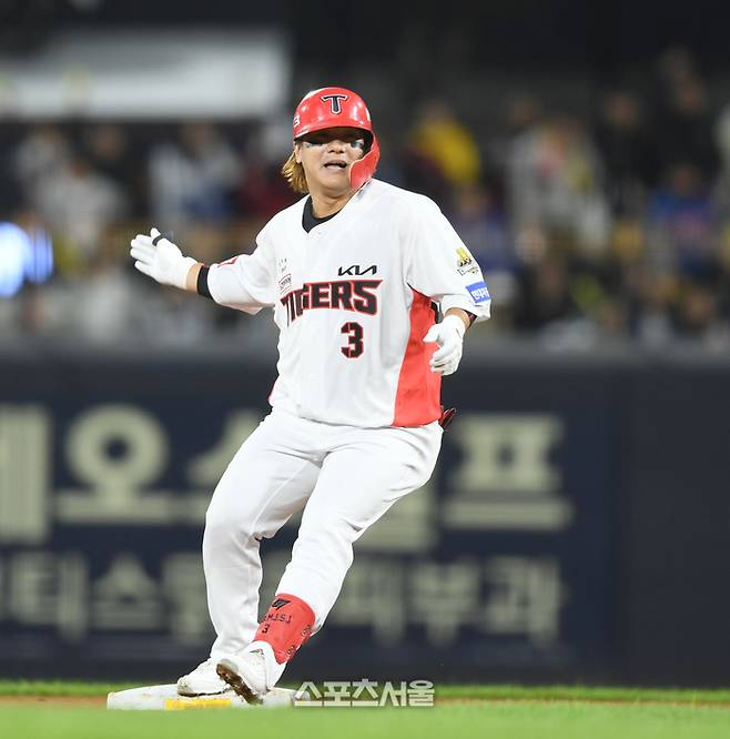 KIA 김선빈이 23일 광주-기아 챔피언스 필드에서 열린 삼성과 2024 KBO 한국시리즈 2차전 1회말 1사1,3루 1타점 2루타를 친 후 환호하고 있다. 광주 | 최승섭기자 thunder@sportsseoul.com