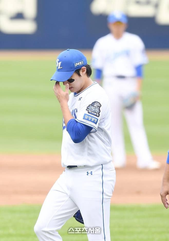 삼성 원태인이 26일 대구삼성라이온즈파크에서 열린 2024 KBO 한국시리즈 4차전 KIA전에 선발 등판했으나 1사 만루에서 교체되고 있다. 대구 | 박진업 기자 upandup@sportsseoul.com