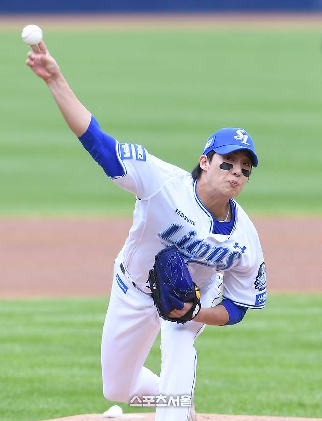 삼성 원태인(가운데)이 26일 대구삼성라이온즈파크에서 열린 2024 KBO 한국시리즈 4차전 KIA전에 선발 등판해 힘차게 공을 던지고 있다. 대구 | 박진업 기자 upandup@sportsseoul.com