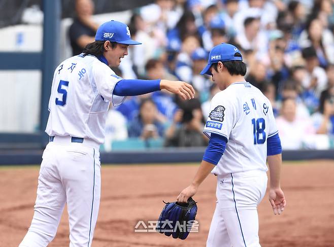 삼성 선발투수 원태인이 26일 대구삼성라이온즈파크에서 열린 2024 KBO 한국시리즈 4차전 KIA전에서 3회초 강판됐다. 주장 구자욱이 원태인을 격려하고 있다. 대구 | 박진업 기자 upandup@sportsseoul.com