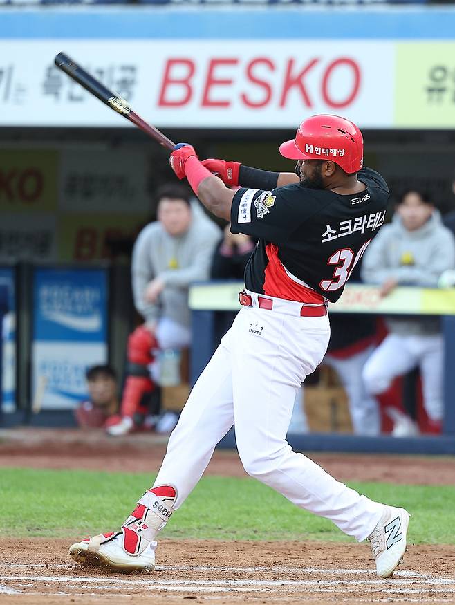 KIA 소크라테스가 26일 대구삼성라이온즈파크에서 열린 2024 KBO 한국시리즈 4차전 삼성전에서 6회초 우월 투런포를 때리고 있다. 사진 | 대구=연합뉴스