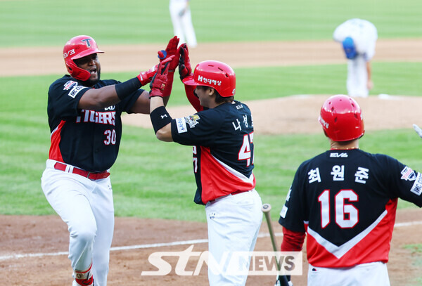 26일 대구 수성구 대구삼성라이온즈파크에서 열린 2024 KBO 포스트시즌 한국시리즈 4차전 KIA 타이거즈와 삼성 라이온즈의 경기에서 6회초 1사 1루 KIA 소크라테스가 투런 홈런을 친 뒤 선행 주자 나성범과 하이파이브를 하고 있다. 사진┃뉴시스