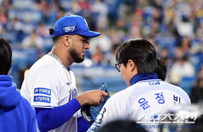 25일 대구 삼성라이온즈파크에서 열린 KIA와 삼성의 한국시리즈 3차전. 7회까지 투구를 마운드를 내려오는 삼성 선발 레예스. 대구=송정헌 기자songs@sportschosun.com/2024.10.25/