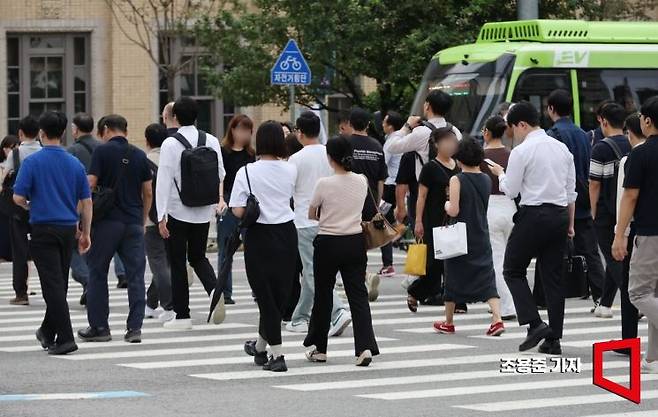 서울 종로구 광화문 네거리에서 시민들이 출근길 발걸음을 재촉하고 있다. 사진=조용준 기자 jun21@