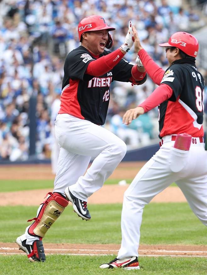 KIA 김태군이 3회초 7-0으로 달아나는 만루홈런을 터뜨린 뒤 환호하고 있다. [이미지출처=연합뉴스]