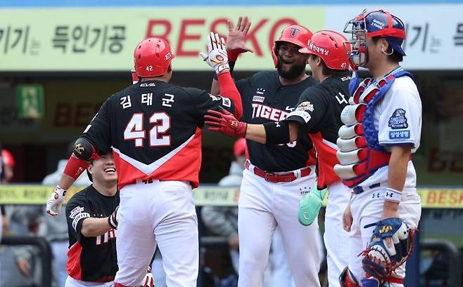 26일 오후 대구 삼성라이온즈파크에서 열린 2024 신한 SOL뱅크 KBO 포스트시즌 한국시리즈 4차전 KIA 타이거즈와 삼성 라이온즈의 경기. 3회초 2사 주자 만루 상황에서 KIA 김태군이 만루 홈런을 치고 소크라테스, 나성범 등 동료들의 축하를 받고 있다. [이미지출처=연합뉴스]