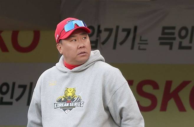 26일 오후 대구 삼성라이온즈파크에서 열린 2024 신한 SOL뱅크 KBO 포스트시즌 한국시리즈 4차전 KIA 타이거즈와 삼성 라이온즈의 경기. 이범호 KIA 감독이 경기를 지켜보고 있다. [이미지출처=연합뉴스]