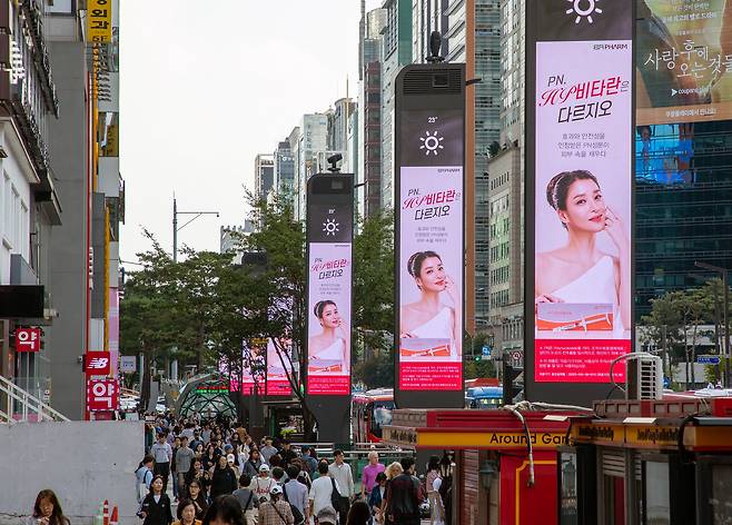 8일 서울 강남역 앞 인도에 기둥처럼 늘어선 폴(POLE)형 전광판. 세로형 전광판은 건물 외벽 뿐 아니라 크고 작은 형태로 점점 눈에 익숙한 형태로 늘고 있다. /조인원 기자