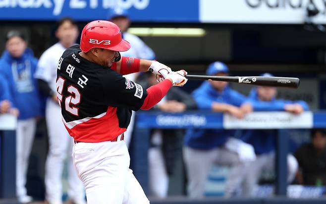 26일 대구 수성구 대구삼성라이온즈파크에서 열린 2024 KBO 포스트시즌 한국시리즈 4차전 KIA 타이거즈와 삼성 라이온즈의 경기, 3회초 2사 주자 만루 상황에서 KIA 김태군이 만루 홈런을 때리고 있다./뉴시스