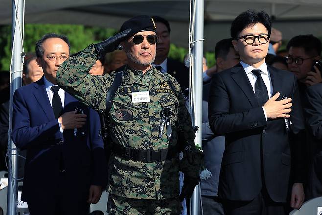 국민의힘 한동훈 대표와 추경호 원내대표가 26일 서울 동작구 국립서울현충원  박정희대통령 묘역에서 열린 박정희 전 대통령 서거 제45주기 추도식에서 국민의례를 하고 있다. /뉴스1