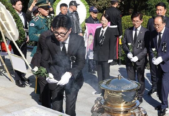 국민의힘 한동훈 대표가 26일 오전 서울 동작구 국립서울현충원에서 열린 박정희 전 대통령 서거 45주기 추모식에 참석해 헌화하고 있다. 연합뉴스