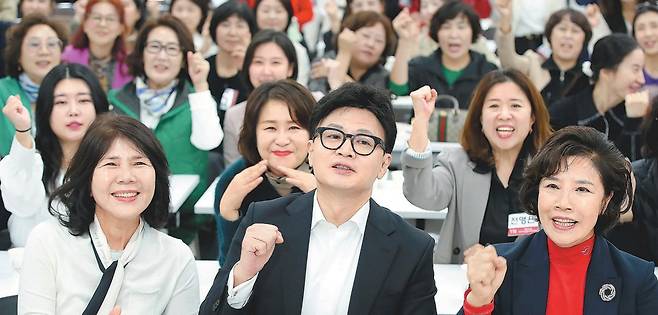 국민의힘 한동훈 대표(가운데)가 25일 국민의힘 대구시당에서 열린 대구여성정치아카데미에서 연설을 마친 뒤 참석자들과 기념 촬영을 하고 있다. 한 대표는 이날 당 대표 취임 뒤 처음 대구를 찾아 “대구·경북은 보수정당·우파의 대주주이고 저는 그 보수정당의 대표이자 CEO”라고 말했다. 대구=뉴스1