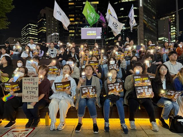 지난달 27일 오후 서울 강남역에서 여성·인권·시민단체 회원들이 텔레그램 딥페이크 성범죄를 규탄하는 집회에 참석해 구호를 외치고 있다. 허유정 기자