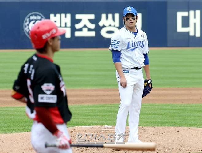 2024 프로야구 KBO 포스트시즌 삼성라이온즈와 KIA타이거즈의 한국시리즈(KS) 4차전 경기가 26일 오후 대구 삼성라이온즈파크에서 열렸다. 3회초 무사 1루 원태인이 김도영에게 볼넷을 내주고 아쉬워하고 있다. 대구=김민규 기자 mgkim1@edaily.co.kr /2024.10.26/