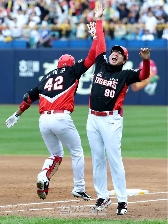 2024 프로야구 KBO 포스트시즌 삼성 라이온즈와 KI A타이거즈의 한국시리즈(KS) 4차전 경기가 26일 오후 대구 삼성라이온즈파크에서 열렸다. 3회초 2사 만루 김태군이 만루홈런을 치고 1루에서 이현곤 코치의 축하를 받고 있다. 대구=김민규 기자 mgkim1@edaily.co.kr /2024.10.26/