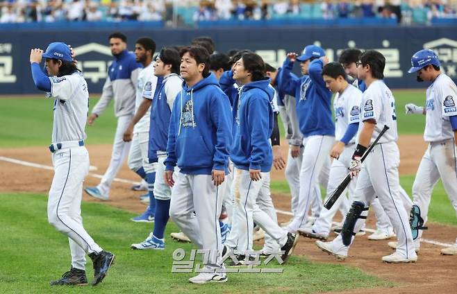 2024 프로야구 KBO 포스트시즌 삼성라이온즈와 KIA타이거즈의 한국시리즈(KS) 4차전 경기가 26일 오후 대구 삼성라이온즈파크에서 열려 KIA가 9대 2로 승리, 시리즈 전적 3대 1로 우승까지 1승만을 남겨두게 됐다. 경기 후 삼성 선수들이 관중에 인사하고 들어가고 있다. 대구=김민규 기자 mgkim1@edaily.co.kr /2024.10.26/