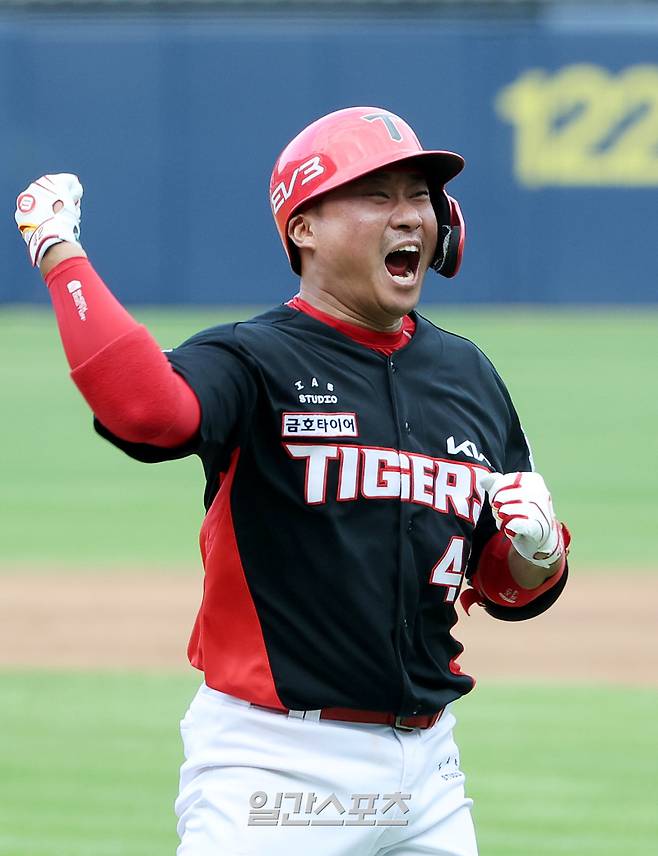 2024 프로야구 KBO 포스트시즌 삼성 라이온즈와 KIA 타이거즈의 한국시리즈(KS) 4차전 경기가 26일 오후 대구 삼성라이온즈파크에서 열렸다. 3회초 2사 만루 김태군이 만루홈런을 치고 펄쩍 뛰며 환호하고 있다. 대구=김민규 기자 mgkim1@edaily.co.kr /2024.10.26/