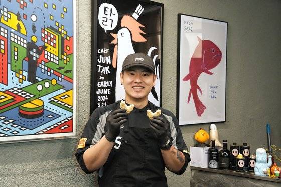 흑백요리사에서 영탉이라는 닉네임으로 활약한 오준탁 셰프가 탉간파테모나카를 들고 있다. 사진 김성현