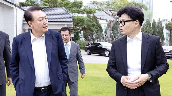 윤석열 대통령과 한동훈 국민의힘 대표가 21일 서울 용산 대통령실 파인그라스 앞 잔디에서 이야기를 나누고 있다. 2024.10.21.대통령실제공