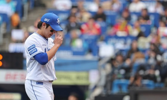 한국시리즈 4차전에서 조기 강판하면서 아쉬워하는 삼성 원태인. 뉴스1