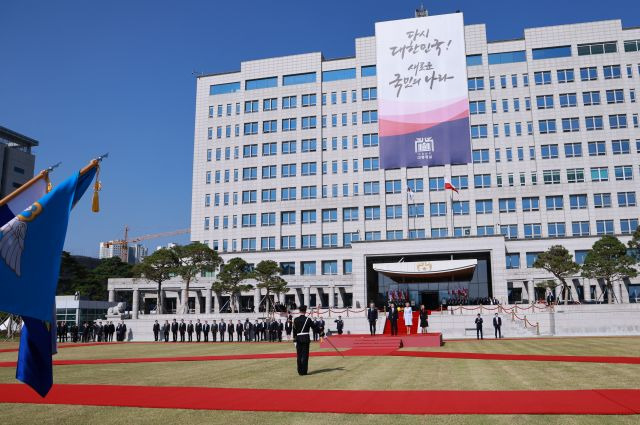 윤석열 대통령과 부인 김건희 여사가 지난 24일 서울 용산 대통령실 앞 잔디마당에서 열린 안제이 두다 폴란드 대통령 국빈 방한 공식 환영식에 참석하고 있다. 연합뉴스